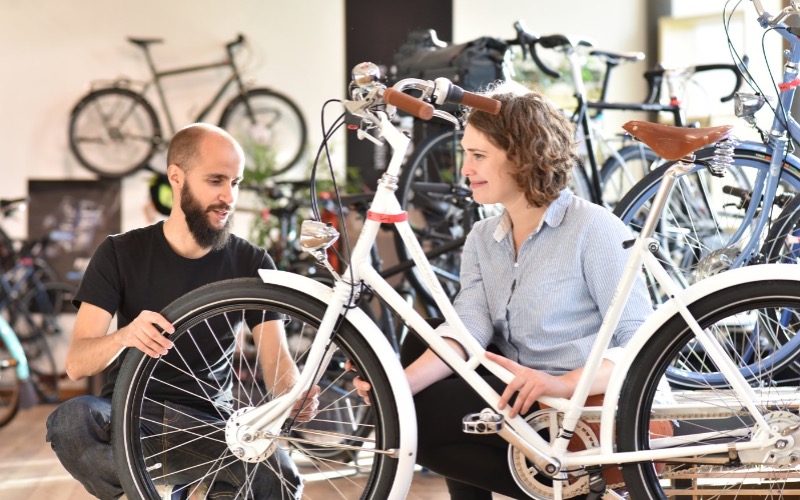 <p>Zoek en vergelijk modellen op type, merk, prijs en specificaties. Krijg snel overzicht zonder eindeloos tabs openen (je ogen zeggen dankjewel).Ontdek welke winkels in de buurt de juiste fiets hebben staan. Bekijk details en maak meteen een proefrit-afspraak.</p>
